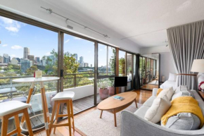 Harbour Horizon - Iconic Skyline Retreat with Pool, Sydney